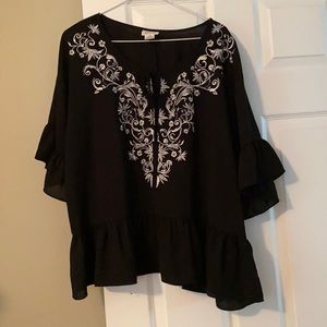 Beautiful Ariat Black with white embroidered detail gorgeous!